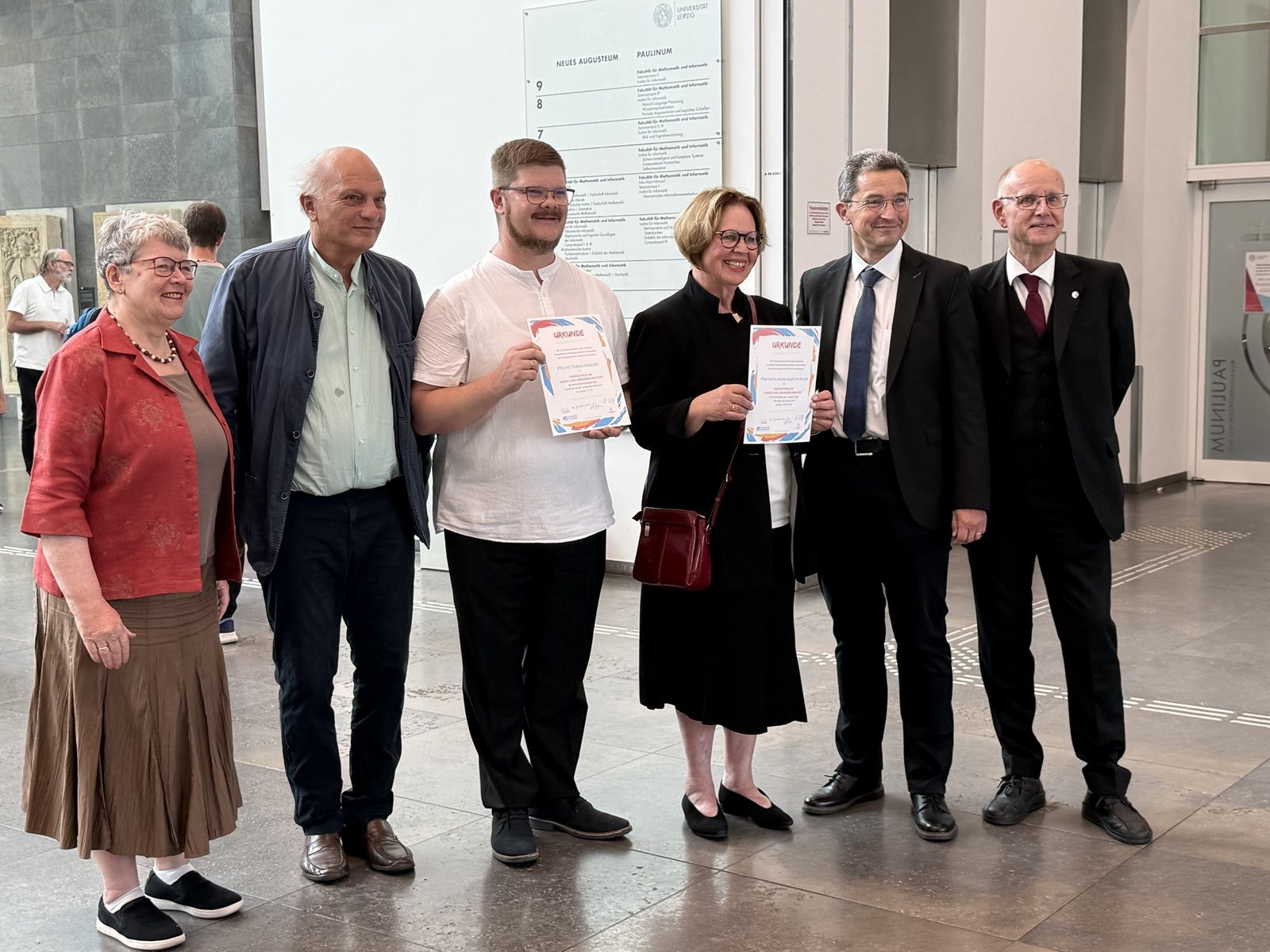 Gruppenfoto zur Verleihung des Predigtpreises 2026 in Leipzig: sechs Personen, die beiden Preisträger halten ihre Urkunden