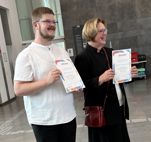 Pfarrer Tobias Habicht und Dekanin i. R. Anne-Kathrin Kruse mit ihren Urkunden – Predigtpreis 2026