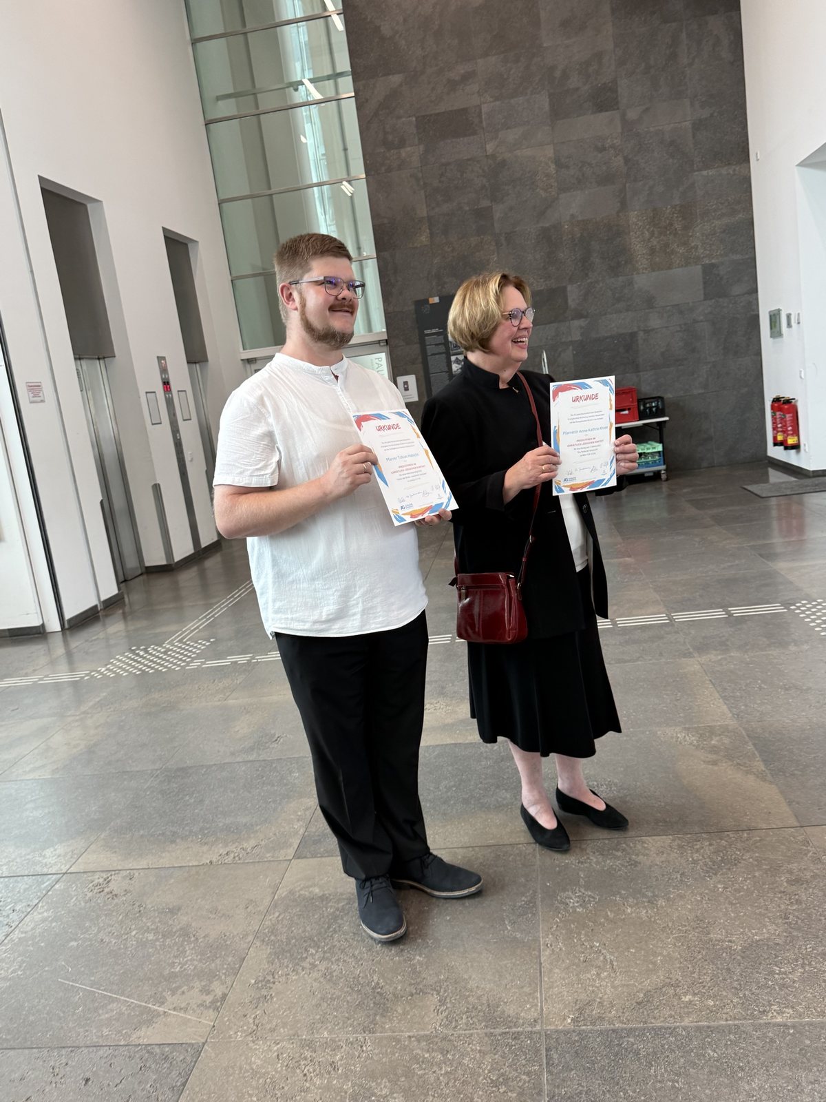 Pfarrer Tobias Habicht und Dekanin i. R. Anne-Kathrin Kruse mit ihren Urkunden