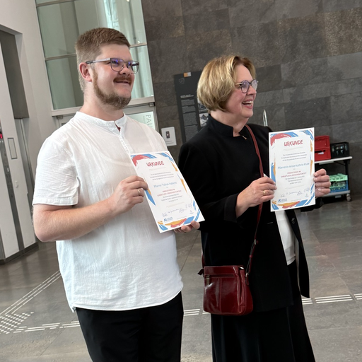 Pfarrer Tobias Habicht und Dekanin i. R. Anne-Kathrin Kruse mit ihren Urkunden – Predigtpreis 2026